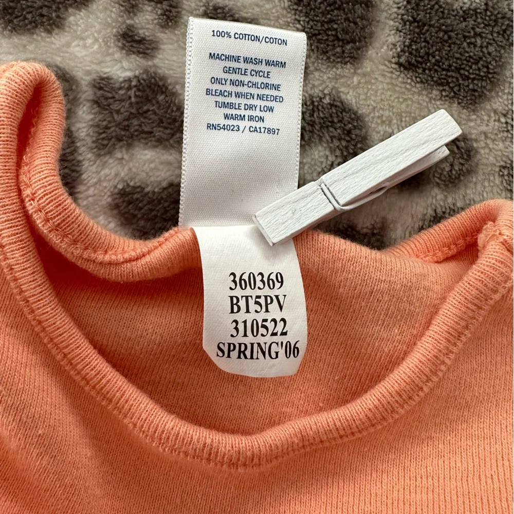 2006 Old Navy Short Sleeve Bodysuit Onesie in Peach Orange Size 6-12 months